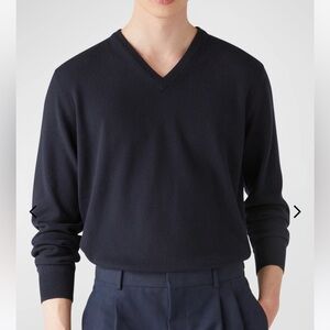 Loro Piana Men's V-Neck Sweater.. Color Blue/Navy Size50 EU (40 US)